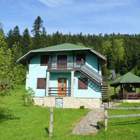 Mystic Forest Hostel Митровац Экстерьер фото