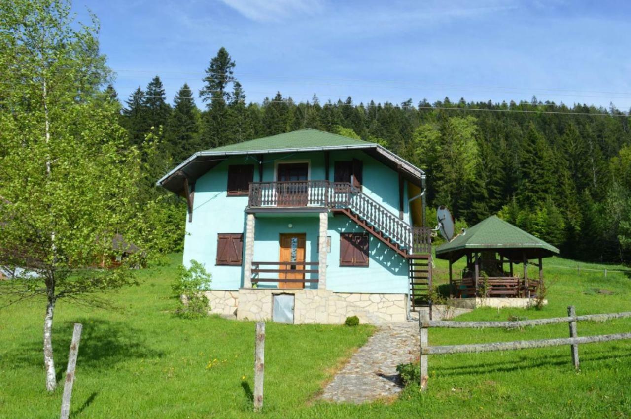 Mystic Forest Hostel Митровац Экстерьер фото